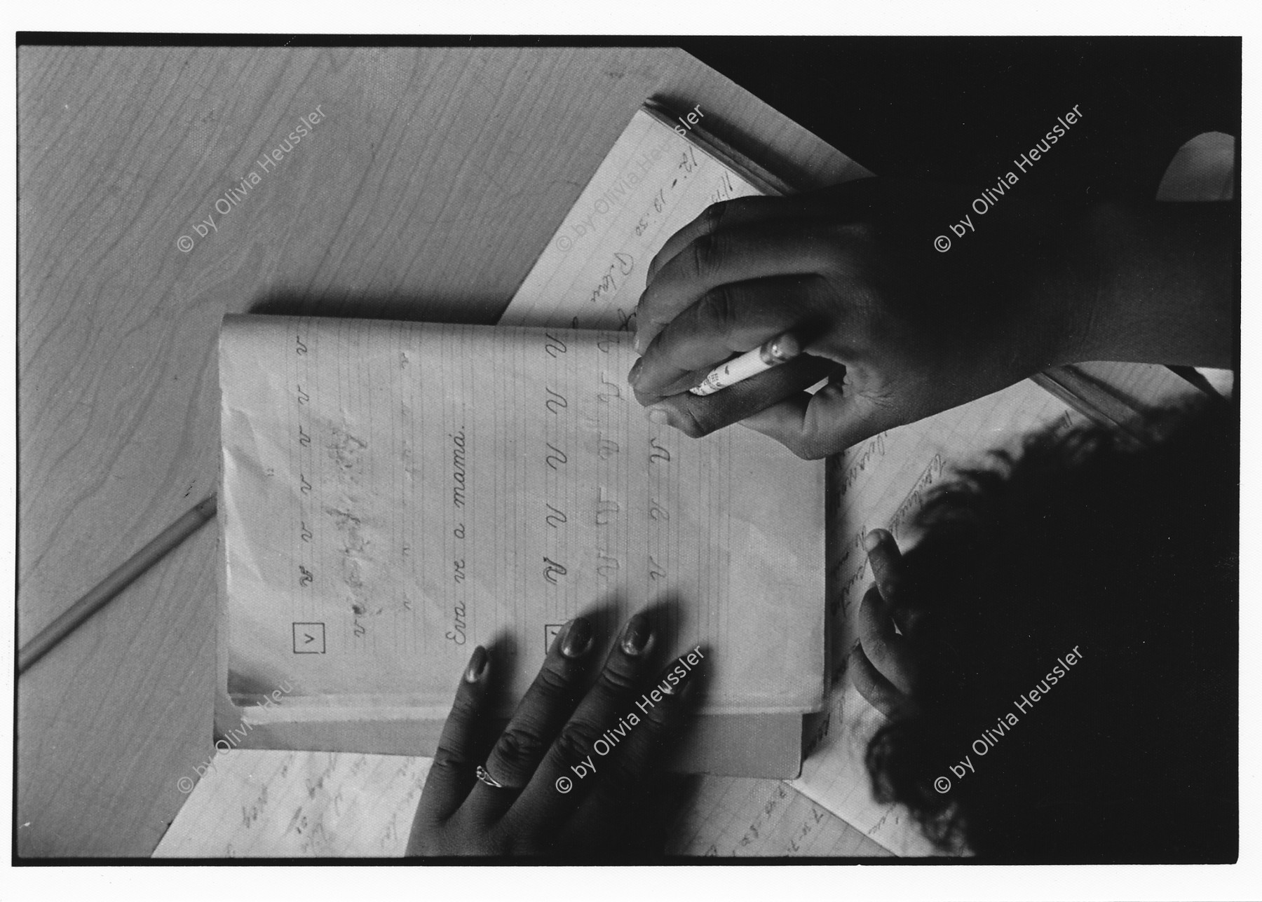 Image of sheet 19850220 photo 18: Im Kindergarten von Bluefields, lernen die Kinder lesen und schreiben. Atlantikküste Nicaragua 1985 Atlantico sur RAAS Erziehung Schule Schreiben Schrift Hände Nägel lernen