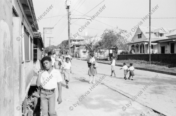 Image of sheet 19850220 photo 23: Der Hafen von Bluefields ist am morgen überfüllt von Menschen die nach El Bluff arbeiten gehen. In einer Schulklasse. Die Kinder vorwiegend Schwarze, kriegen in der Pause Süssigkeiten. Gruppenbild mit Kinder. Die kleinen im Kindergarten werden von Augusto Cäsar Sandino gut von der Wand herab überwacht. Die meisten Familien sind irgendwie mit den Moravern, den Mähren, einer eher nordamerikanischer Sekte liiert. Das Kulturzentrum schützt sich mit einer Wandmalerei gegen Vaganten. Vagabunde Es steht: «No aceptamos Vagos» Unterricht im Schreiben. Erste Versuche mit Hilfe der Lehrerin.
Bluefields es un municipio de la Región Autónoma del Atlántico Sur, Nicaragua. Su cabecera municipal es Bluefields, que actualmente es sede administrativa del Gobierno Regional Autónoma del Atlántico Sur. Este municipio colinda al norte con el municipio de Kukra Hill, al sur con los municipios de San Juan del Norte y El Castillo, al este con el Mar Caribe y al oeste con los Municipios de Nueva Guinea y El Rama. RAAS 1985
Bluefields (or Blewfields) is the capital of the municipality of the same name, and of Región Autónoma del Atlántico Sur (R.A.A.S.) in Nicaragua. It was also capital of the former Zelaya Department, which was divided into North and South Atlantic Autonomous Regions. It is located on Bluefields Bay at the mouth of the Escondido River.