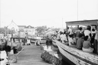 Image of sheet 19850220 photo 25: Der Hafen von Bluefields ist am morgen überfüllt von Menschen die nach El Bluff arbeiten gehen.