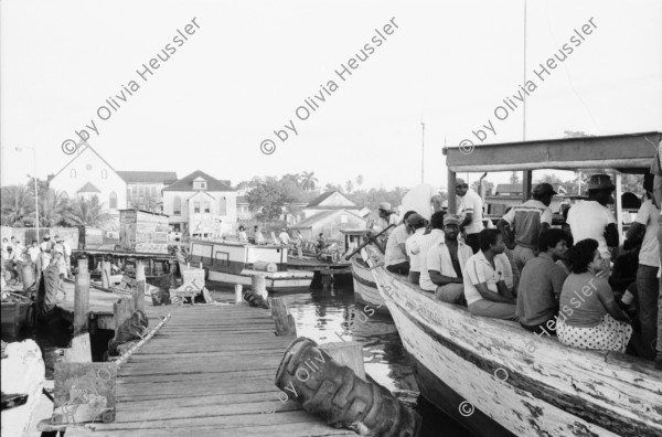 Image of sheet 19850220 photo 25: Der Hafen von Bluefields ist am morgen überfüllt von Menschen die nach El Bluff arbeiten gehen.