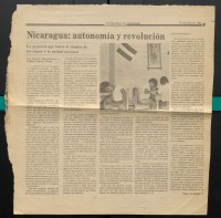 Image of sheet 19850220 photo 29: Der Hafen von Bluefields ist am morgen überfüllt von Menschen die nach El Bluff arbeiten gehen. In einer Schulklasse. Die Kinder vorwiegend Schwarze, kriegen in der Pause Süssigkeiten. Gruppenbild mit Kinder. Die kleinen im Kindergarten werden von Augusto Cäsar Sandino gut von der Wand herab überwacht. Die meisten Familien sind irgendwie mit den Moravern, den Mähren, einer eher nordamerikanischer Sekte liiert. Das Kulturzentrum schützt sich mit einer Wandmalerei gegen Vaganten. Vagabunde Es steht: «No aceptamos Vagos» Unterricht im Schreiben. Erste Versuche mit Hilfe der Lehrerin.
Bluefields es un municipio de la Región Autónoma del Atlántico Sur, Nicaragua. Su cabecera municipal es Bluefields, que actualmente es sede administrativa del Gobierno Regional Autónoma del Atlántico Sur. Este municipio colinda al norte con el municipio de Kukra Hill, al sur con los municipios de San Juan del Norte y El Castillo, al este con el Mar Caribe y al oeste con los Municipios de Nueva Guinea y El Rama. RAAS 1985
Bluefields (or Blewfields) is the capital of the municipality of the same name, and of Región Autónoma del Atlántico Sur (R.A.A.S.) in Nicaragua. It was also capital of the former Zelaya Department, which was divided into North and South Atlantic Autonomous Regions. It is located on Bluefields Bay at the mouth of the Escondido River.