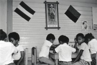 Image of sheet 19850220 photo 30: Miskito Indianer Indigena Die kleinen im Kindergarten werden von einem Poster mit Augusto Cäsar Sandino gut von der Wand herab überwacht. Unterricht im Schreiben. Erste Versuche. RAAS
Nicaragua 1985 √
Bluefields es un municipio de la Región Autónoma del Atlántico Sur, Nicaragua. Su cabecera municipal es Bluefields, que actualmente es sede administrativa del Gobierno Regional Autónoma del Atlántico Sur. Este municipio colinda al norte con el municipio de Kukra Hill, al sur con los municipios de San Juan del Norte y El Castillo, al este con el Mar Caribe y al oeste con los Municipios de Nueva Guinea y El Rama. RAAS 1985
Bluefields (or Blewfields) is the capital of the municipality of the same name, and of Región Autónoma del Atlántico Sur (R.A.A.S.) in Nicaragua. It was also capital of the former Zelaya Department, which was divided into North and South Atlantic Autonomous Regions. It is located on Bluefields Bay at the mouth of the Escondido River.