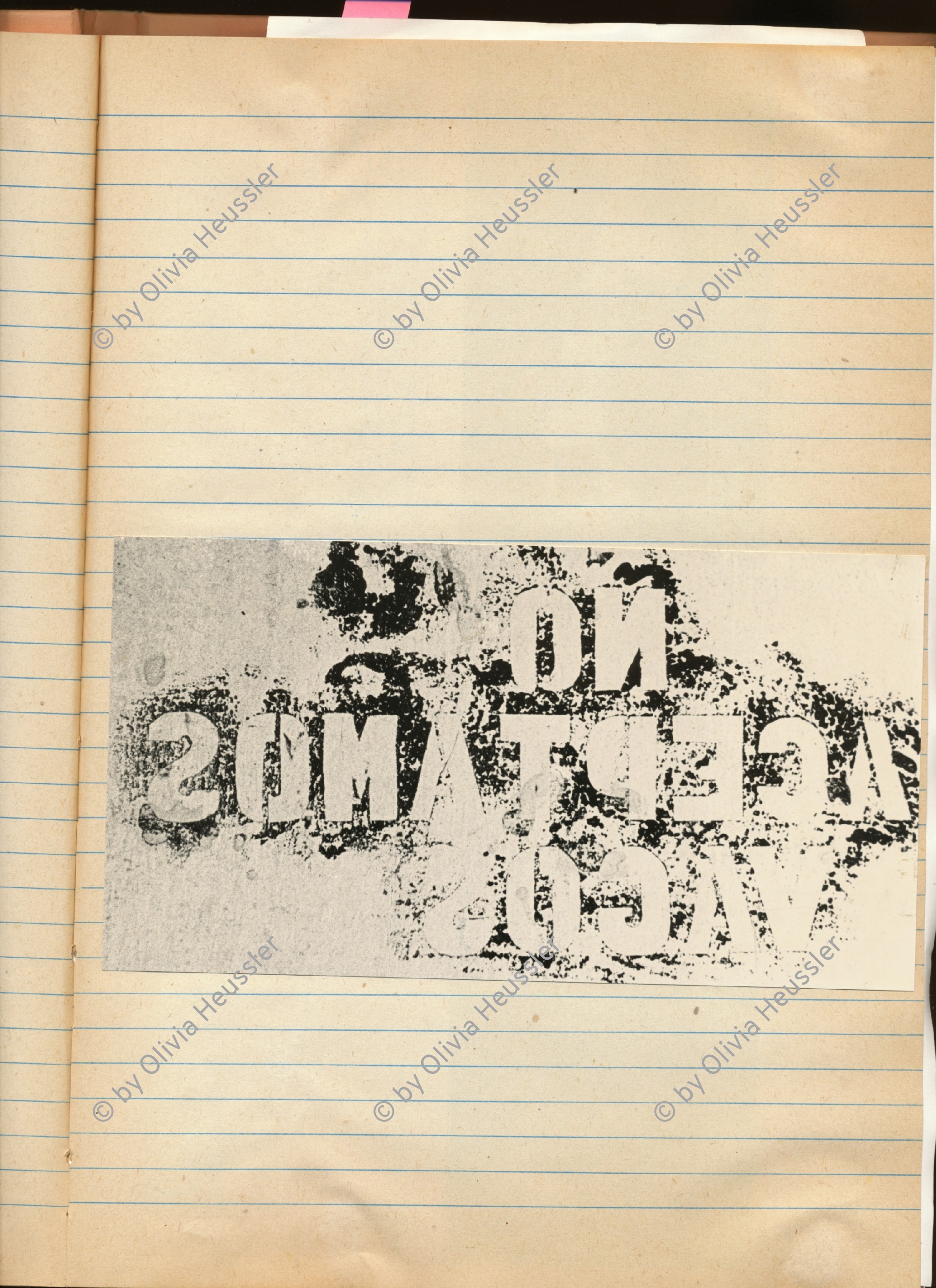 Image of sheet 19850220 photo 33: Der Hafen von Bluefields ist am morgen überfüllt von Menschen die nach El Bluff arbeiten gehen. In einer Schulklasse. Die Kinder vorwiegend Schwarze, kriegen in der Pause Süssigkeiten. Gruppenbild mit Kinder. Die kleinen im Kindergarten werden von Augusto Cäsar Sandino gut von der Wand herab überwacht. Die meisten Familien sind irgendwie mit den Moravern, den Mähren, einer eher nordamerikanischer Sekte liiert. Das Kulturzentrum schützt sich mit einer Wandmalerei gegen Vaganten. Vagabunde Es steht: «No aceptamos Vagos» Unterricht im Schreiben. Erste Versuche mit Hilfe der Lehrerin.
Bluefields es un municipio de la Región Autónoma del Atlántico Sur, Nicaragua. Su cabecera municipal es Bluefields, que actualmente es sede administrativa del Gobierno Regional Autónoma del Atlántico Sur. Este municipio colinda al norte con el municipio de Kukra Hill, al sur con los municipios de San Juan del Norte y El Castillo, al este con el Mar Caribe y al oeste con los Municipios de Nueva Guinea y El Rama. RAAS 1985
Bluefields (or Blewfields) is the capital of the municipality of the same name, and of Región Autónoma del Atlántico Sur (R.A.A.S.) in Nicaragua. It was also capital of the former Zelaya Department, which was divided into North and South Atlantic Autonomous Regions. It is located on Bluefields Bay at the mouth of the Escondido River.