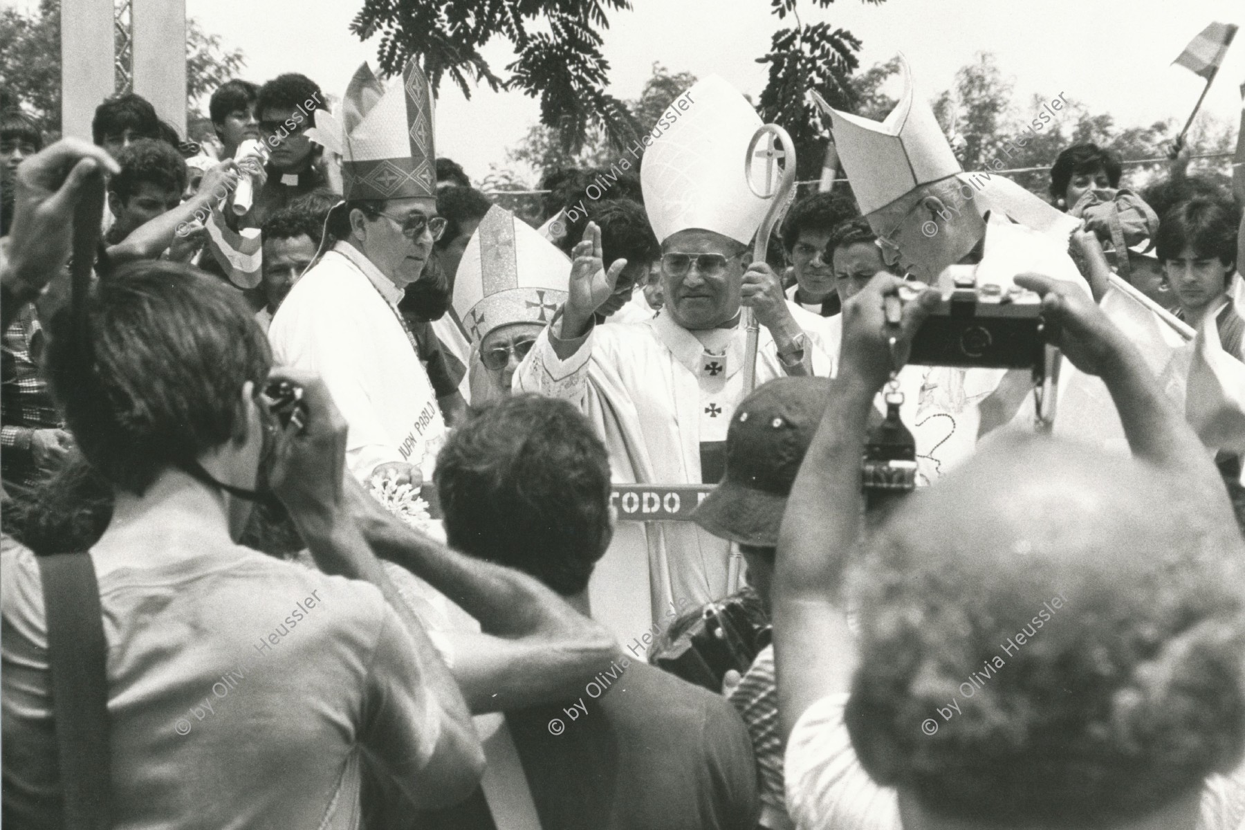 Image of sheet 19850240 photo 12: Kardinalsmesse für Miguel Obando y Bravo in Managua. 

Miguel Obando y Bravo (born 2 February 1926 in La Libertad, Chontales Department) is a Nicaraguan prelate of the Roman Catholic Church. He was the Archbishop of Managua from 1985 until his resignation on 12 March 2005. On 25 May 1985, he was selected by Pope John Paul II to be cardinal in Central America. He was one of the cardinal electors who participated in the 2005 papal conclave that elected Pope Benedict XVI. In 1986 Universidad Francisco Marroquín honored Obando with an honorary doctoral degree[1] due to his commitment to individual freedom.

Nicaragua 1985 √