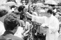 Image of sheet 19850240 photo 13: Kardinalsmesse für Miguel Obando y Bravo in Managua. 

Miguel Obando y Bravo (born 2 February 1926 in La Libertad, Chontales Department) is a Nicaraguan prelate of the Roman Catholic Church. He was the Archbishop of Managua from 1985 until his resignation on 12 March 2005. On 25 May 1985, he was selected by Pope John Paul II to be cardinal in Central America. He was one of the cardinal electors who participated in the 2005 papal conclave that elected Pope Benedict XVI. In 1986 Universidad Francisco Marroquín honored Obando with an honorary doctoral degree[1] due to his commitment to individual freedom.

Er steht im Pick-Up. In der Eisfabrik von Altagracia. Meine Nchbarin sitzt im Hof am Kochen auf dem Feuer. Im Waisenhaus la Mascota feiern die Knaben Muttertag. Sie spielen Blockflöte. Waise Waisenkinder Kriegswaisen
Managua Nicaragua 1985