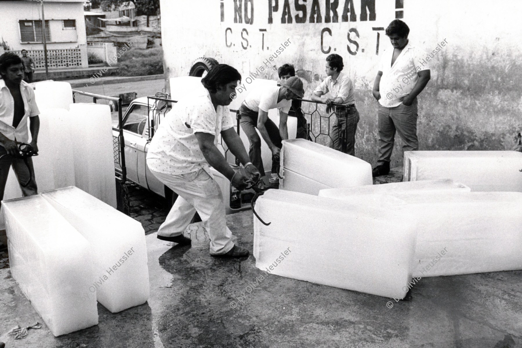 Image of sheet 19850240 photo 3: Das Verteilen der Eisbarren aus der Eisfabrik. Eis Managua Nicaragua 1985 √