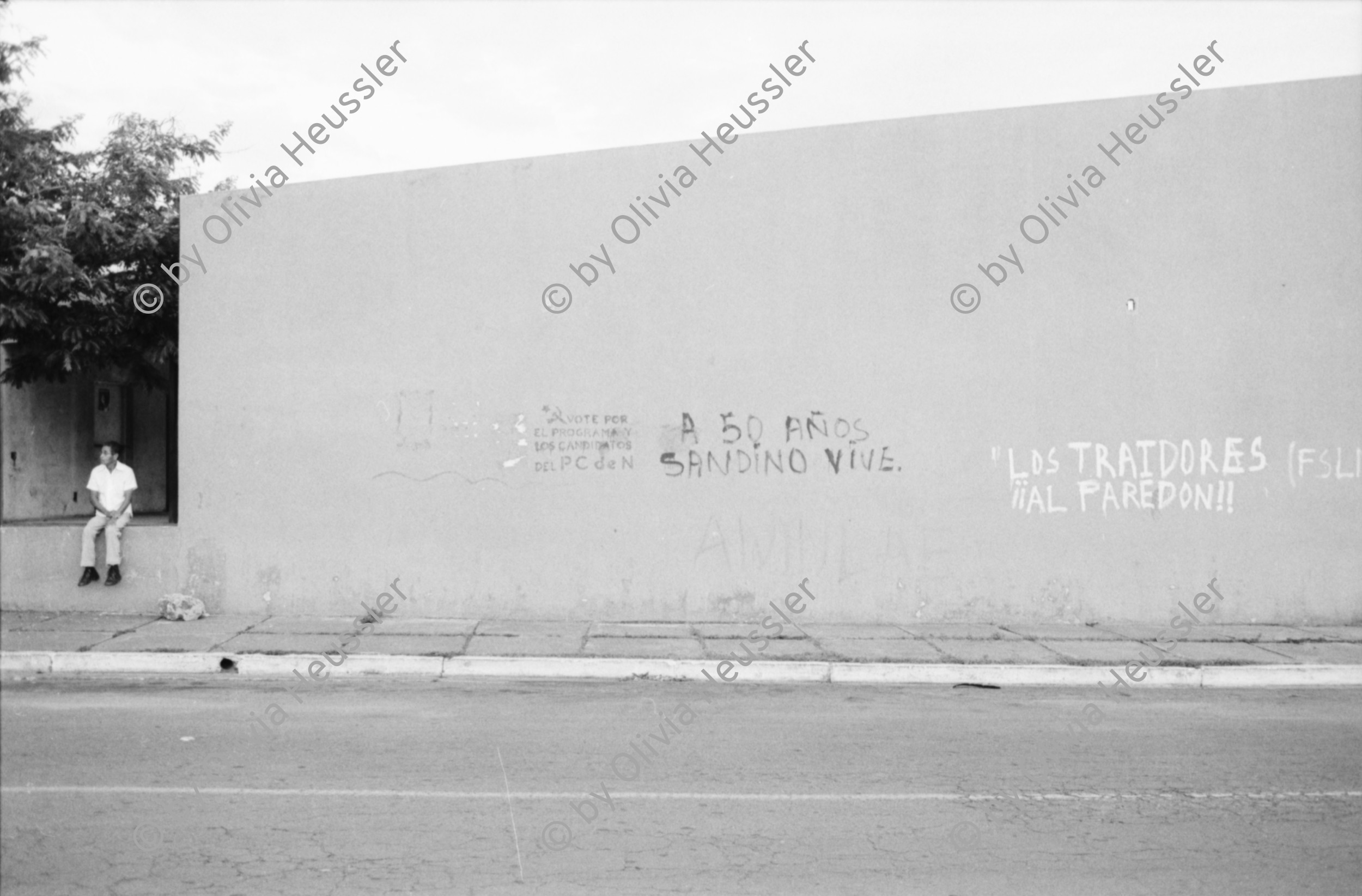 Image of sheet 19850240 photo 4: Kardinalsmesse für Miguel Obando y Bravo in Managua. 

Miguel Obando y Bravo (born 2 February 1926 in La Libertad, Chontales Department) is a Nicaraguan prelate of the Roman Catholic Church. He was the Archbishop of Managua from 1985 until his resignation on 12 March 2005. On 25 May 1985, he was selected by Pope John Paul II to be cardinal in Central America. He was one of the cardinal electors who participated in the 2005 papal conclave that elected Pope Benedict XVI. In 1986 Universidad Francisco Marroquín honored Obando with an honorary doctoral degree[1] due to his commitment to individual freedom.

Er steht im Pick-Up. In der Eisfabrik von Altagracia. Meine Nchbarin sitzt im Hof am Kochen auf dem Feuer. Im Waisenhaus la Mascota feiern die Knaben Muttertag. Sie spielen Blockflöte. Waise Waisenkinder Kriegswaisen
Managua Nicaragua 1985