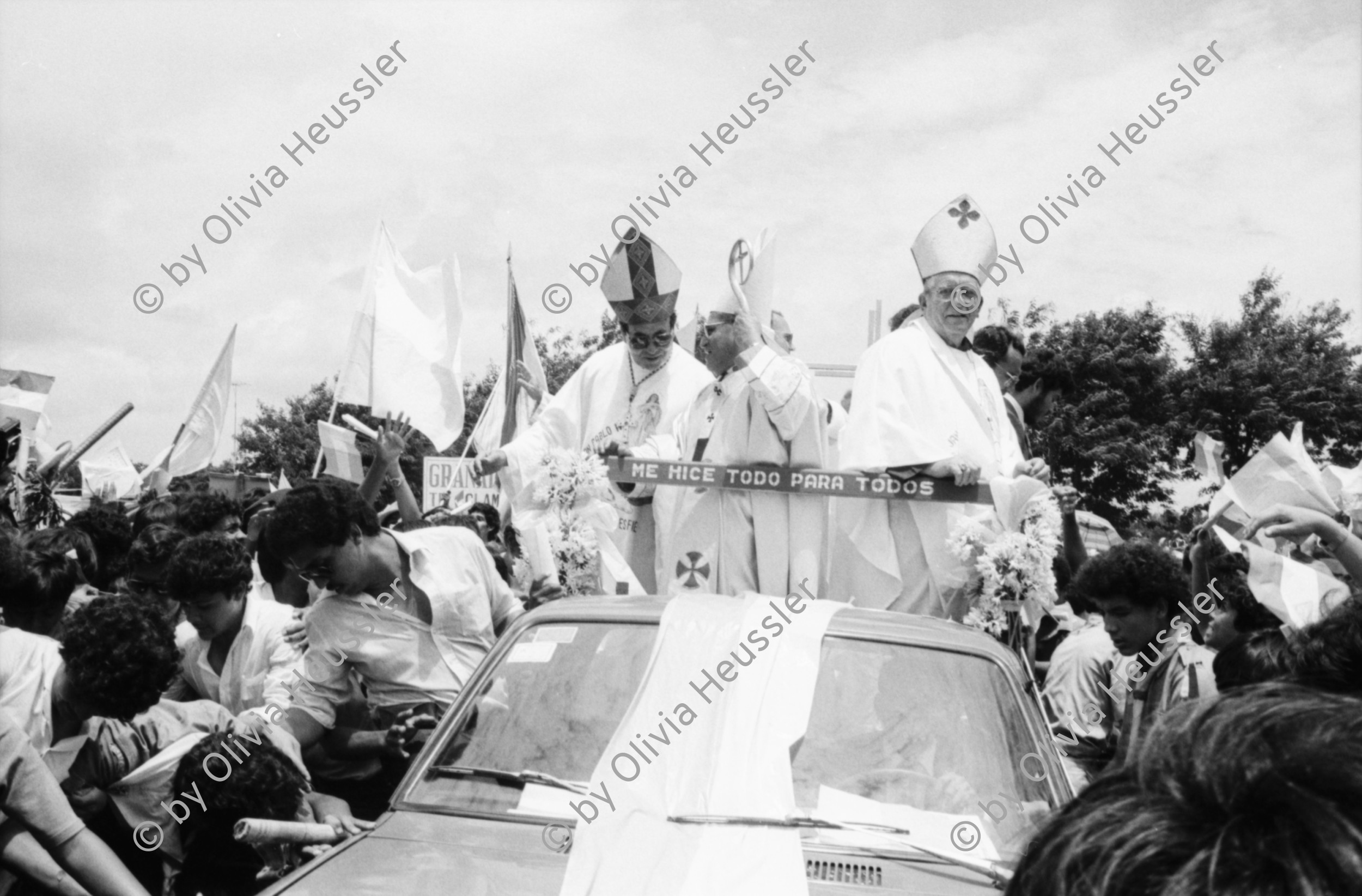 Image of sheet 19850240 photo 8: Kardinalsmesse für Miguel Obando y Bravo in Managua. 

Miguel Obando y Bravo (born 2 February 1926 in La Libertad, Chontales Department) is a Nicaraguan prelate of the Roman Catholic Church. He was the Archbishop of Managua from 1985 until his resignation on 12 March 2005. On 25 May 1985, he was selected by Pope John Paul II to be cardinal in Central America. He was one of the cardinal electors who participated in the 2005 papal conclave that elected Pope Benedict XVI. In 1986 Universidad Francisco Marroquín honored Obando with an honorary doctoral degree[1] due to his commitment to individual freedom.

Er steht im Pick-Up. In der Eisfabrik von Altagracia. Meine Nchbarin sitzt im Hof am Kochen auf dem Feuer. Im Waisenhaus la Mascota feiern die Knaben Muttertag. Sie spielen Blockflöte. Waise Waisenkinder Kriegswaisen
Managua Nicaragua 1985