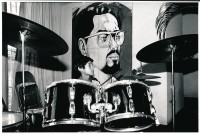 Image of sheet 19850250 photo 2: Im Waisenhaus 'La Mascota' geben die Kinder zum Muttertag einen Rap tanz Waise Knabe Bube Junge Schlagzeug Drummer Drums Music Trommel Musik Gruppe Band Poster Abbild Portrait Carlos Fonseca Gründer der FSLN Nicaragua 1985