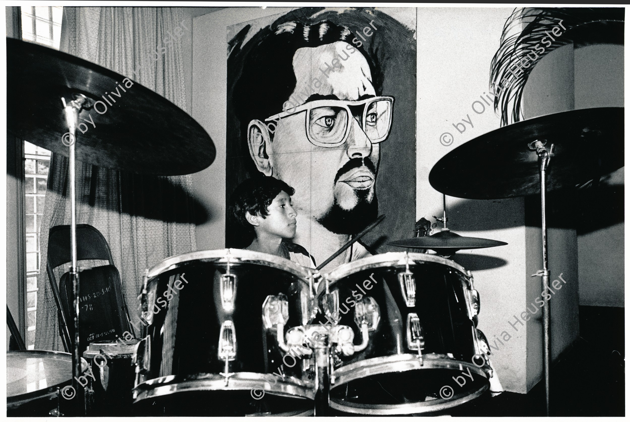 Image of sheet 19850250 photo 2: Im Waisenhaus 'La Mascota' geben die Kinder zum Muttertag einen Rap tanz Waise Knabe Bube Junge Schlagzeug Drummer Drums Music Trommel Musik Gruppe Band Poster Abbild Portrait Carlos Fonseca Gründer der FSLN Nicaragua 1985
