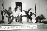 Image of sheet 19850250 photo 41: Im Waisenhaus 'La Mascota' geben die Kinder zum Muttertag einen Brake dance tanz Auftritt. Managua Nicaragua 1985 √