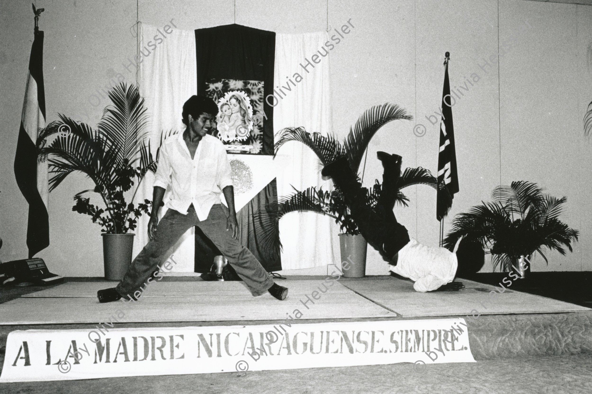 Image of sheet 19850250 photo 41: Im Waisenhaus 'La Mascota' geben die Kinder zum Muttertag einen Brake dance tanz Auftritt. Managua Nicaragua 1985 √