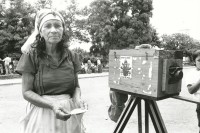 Image of sheet 19850260 photo 27: Doña Maria Torres arbeitet jahrelang als Fotografin mit einer alten Kamera, Esteli Nicaragua 1985.
Passbild Passfoto als Andenken für ihre Familien Kastenkamera. Nicaragua 1985 √
