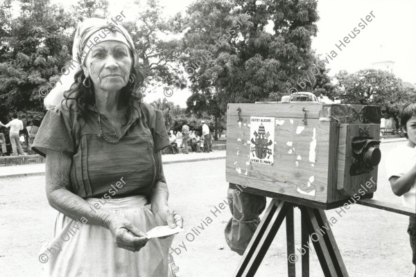 Image of sheet 19850260 photo 27: Doña Maria Torres arbeitet jahrelang als Fotografin mit einer alten Kamera, Esteli Nicaragua 1985.
Passbild Passfoto als Andenken für ihre Familien Kastenkamera. Nicaragua 1985 √