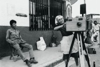 Image of sheet 19850260 photo 28: Doña Maria Torres arbeitete jahrelang als Fotografin, Esteli Nicaragua 1985.
Aus: «Der Traum von Solentiname» EPF, Zürich 
«El Sueño de Solentiname» IHNCA Managua p.40

Doña María taking pictures of soldiers as souvenirs for their families. Estelí, 1985