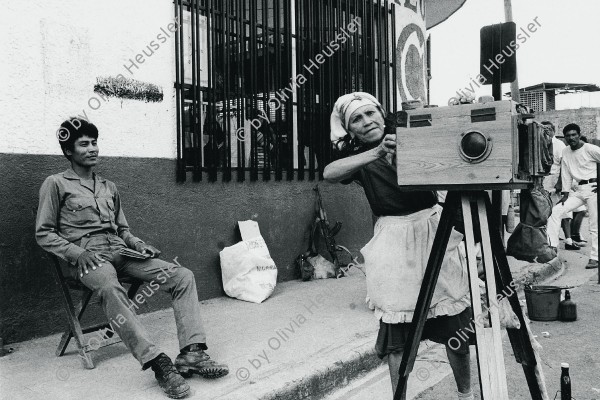 Image of sheet 19850260 photo 28: Doña Maria Torres arbeitete jahrelang als Fotografin, Esteli Nicaragua 1985.
Aus: «Der Traum von Solentiname» EPF, Zürich 
«El Sueño de Solentiname» IHNCA Managua p.40

Doña María taking pictures of soldiers as souvenirs for their families. Estelí, 1985