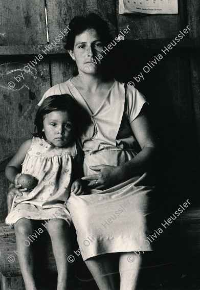 Image of sheet 19850260 photo 40: Eine Mutter und Tochter zu Hause in Esteli, Nicaragua 06. 1985 Frau Kind Mädchen Campesina Bäuerin El Regadio Familie