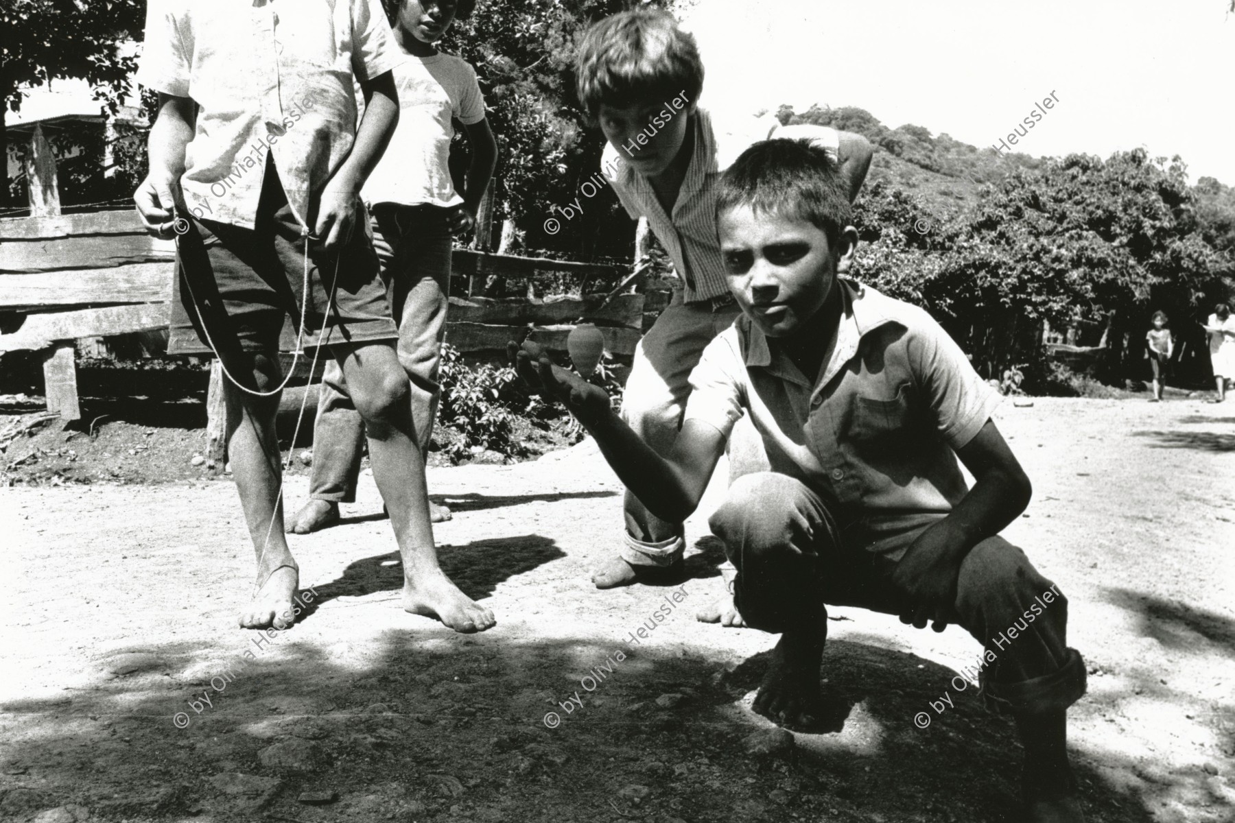 Image of sheet 19850260 photo 7: Kinder spielen mit einem Kreisel in El Regadio. Esteli. Las Segovias Nicaragua 1985 
√