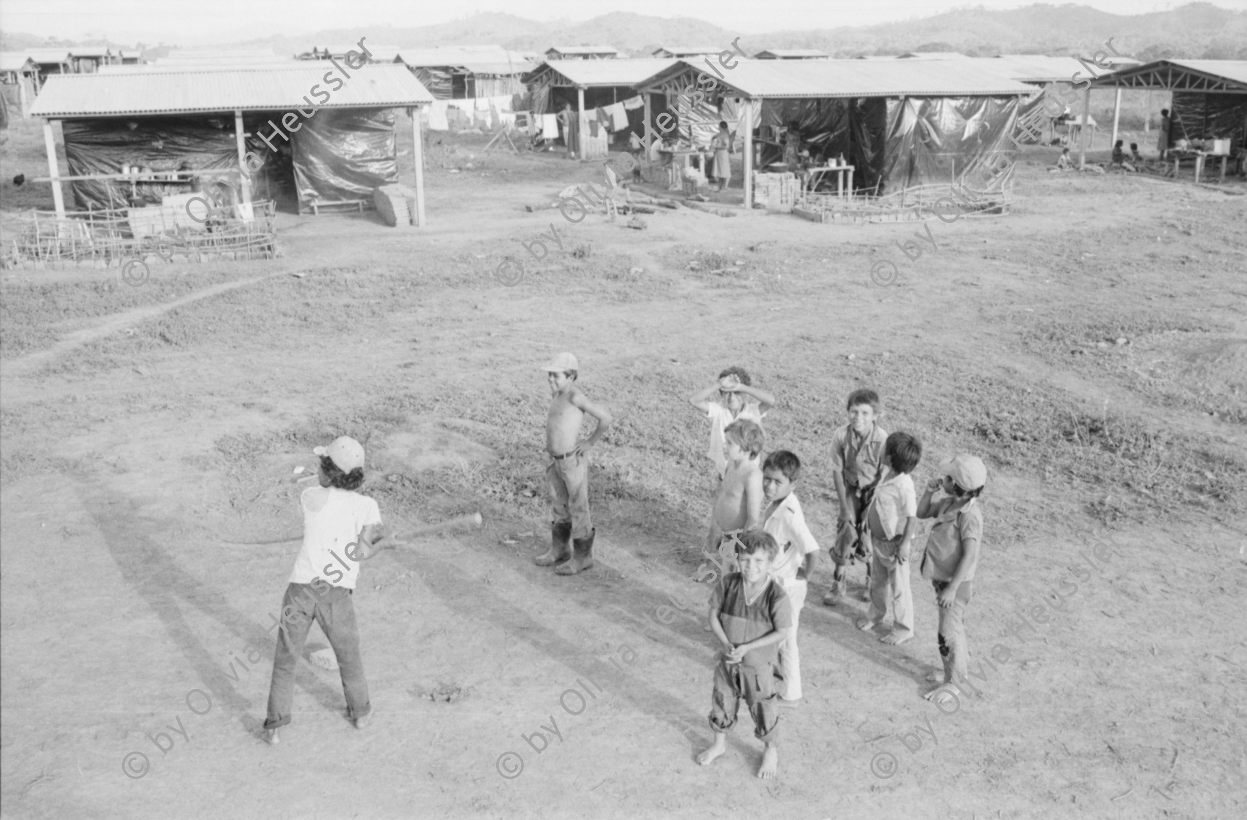 Image of sheet 19850270 photo 20: Das Assemtaiento Panali und Bartolo liegt am Rio Coco. Die Kinder haben es schwer und heiss unter den schwarzen Plastikplanen. Ich begleite eine Krankenschwester die jungen Mädchen die erste Hilfe Kurs. Beatmungen an einer Phantompuppe zeigt. Ein Mädchen ist mit ihren Schwestern mit der Kalaschnikov 
The AK-47 is a selective-fire, gas-operated 7.62×39 mm assault rifle, first developed in the USSR by Mikhail Kalashnikov. It is officially known as Avtomat Kalashnikova (Russian: Автомат Калашникова). It is also known as a Kalashnikov, an AK-47, or in Russian slang, Kalash.
unterwegs. Sandino steht an der Mauer. Eine Familie ohne Mann und Oberhaupt (!) bricht seine Zelte ab um in ein neuerstelltes Haus ohne Wände zu ziehen. Frau mit Baby sitzt unter einem Baum. Quilali Rio Coco Nicaragua 1985