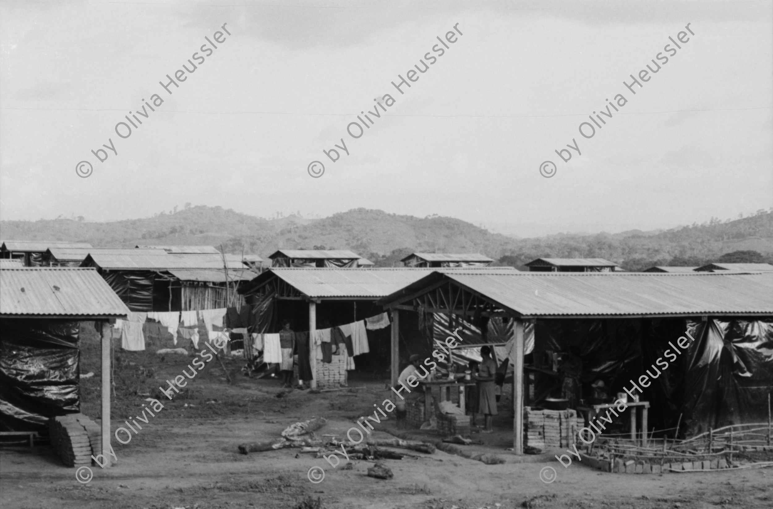 Image of sheet 19850270 photo 21: Das Assemtaiento Panali und Bartolo liegt am Rio Coco. Die Kinder haben es schwer und heiss unter den schwarzen Plastikplanen. Ich begleite eine Krankenschwester die jungen Mädchen die erste Hilfe Kurs. Beatmungen an einer Phantompuppe zeigt. Ein Mädchen ist mit ihren Schwestern mit der Kalaschnikov 
The AK-47 is a selective-fire, gas-operated 7.62×39 mm assault rifle, first developed in the USSR by Mikhail Kalashnikov. It is officially known as Avtomat Kalashnikova (Russian: Автомат Калашникова). It is also known as a Kalashnikov, an AK-47, or in Russian slang, Kalash.
unterwegs. Sandino steht an der Mauer. Eine Familie ohne Mann und Oberhaupt (!) bricht seine Zelte ab um in ein neuerstelltes Haus ohne Wände zu ziehen. Frau mit Baby sitzt unter einem Baum. Quilali Rio Coco Nicaragua 1985