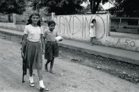 Image of sheet 19850270 photo 28: Quilali Rio Coco Nicaragua 1985 
Aus: Der Traum von Solentiname / The dream of Solentiname / El sueño de Solentiname page: 78

On the way home. Quilalí, Dep. Nueva Segovia, 1985
Der Heimweg. Quilalí, Dep. Nueva Segovia, 1985
Im Bestand der Fotostiftung Schweiz 24 x 30 cm RC Vintage 1987.010 B.0226