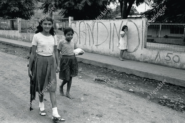 Image of sheet 19850270 photo 28: Quilali Rio Coco Nicaragua 1985 
Aus: Der Traum von Solentiname / The dream of Solentiname / El sueño de Solentiname page: 78

On the way home. Quilalí, Dep. Nueva Segovia, 1985
Der Heimweg. Quilalí, Dep. Nueva Segovia, 1985
Im Bestand der Fotostiftung Schweiz 24 x 30 cm RC Vintage 1987.010 B.0226