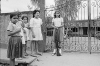Image of sheet 19850270 photo 29: Das Assemtaiento Panali und Bartolo liegt am Rio Coco. Die Kinder haben es schwer und heiss unter den schwarzen Plastikplanen. Ich begleite eine Krankenschwester die jungen Mädchen die erste Hilfe Kurs. Beatmungen an einer Phantompuppe zeigt. Ein Mädchen ist mit ihren Schwestern mit der Kalaschnikov 
The AK-47 is a selective-fire, gas-operated 7.62×39 mm assault rifle, first developed in the USSR by Mikhail Kalashnikov. It is officially known as Avtomat Kalashnikova (Russian: Автомат Калашникова). It is also known as a Kalashnikov, an AK-47, or in Russian slang, Kalash.
unterwegs. Sandino steht an der Mauer. Eine Familie ohne Mann und Oberhaupt (!) bricht seine Zelte ab um in ein neuerstelltes Haus ohne Wände zu ziehen. Frau mit Baby sitzt unter einem Baum. Quilali Rio Coco Nicaragua 1985