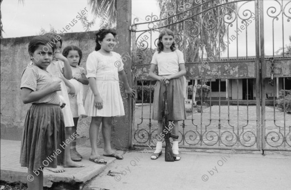 Image of sheet 19850270 photo 29: Das Assemtaiento Panali und Bartolo liegt am Rio Coco. Die Kinder haben es schwer und heiss unter den schwarzen Plastikplanen. Ich begleite eine Krankenschwester die jungen Mädchen die erste Hilfe Kurs. Beatmungen an einer Phantompuppe zeigt. Ein Mädchen ist mit ihren Schwestern mit der Kalaschnikov 
The AK-47 is a selective-fire, gas-operated 7.62×39 mm assault rifle, first developed in the USSR by Mikhail Kalashnikov. It is officially known as Avtomat Kalashnikova (Russian: Автомат Калашникова). It is also known as a Kalashnikov, an AK-47, or in Russian slang, Kalash.
unterwegs. Sandino steht an der Mauer. Eine Familie ohne Mann und Oberhaupt (!) bricht seine Zelte ab um in ein neuerstelltes Haus ohne Wände zu ziehen. Frau mit Baby sitzt unter einem Baum. Quilali Rio Coco Nicaragua 1985