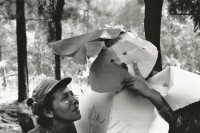 Image of sheet 19850280 photo 20: Das Frauenbataillon «Veronica Lacayo». Eine Compañera hat sich als Hase verkleidet um die Soldaten in einem theaterstück an der Front zu amüsieren und zu  unterhalten.
La Sandrita Nueva Segovia Nicaragua 1985 √
