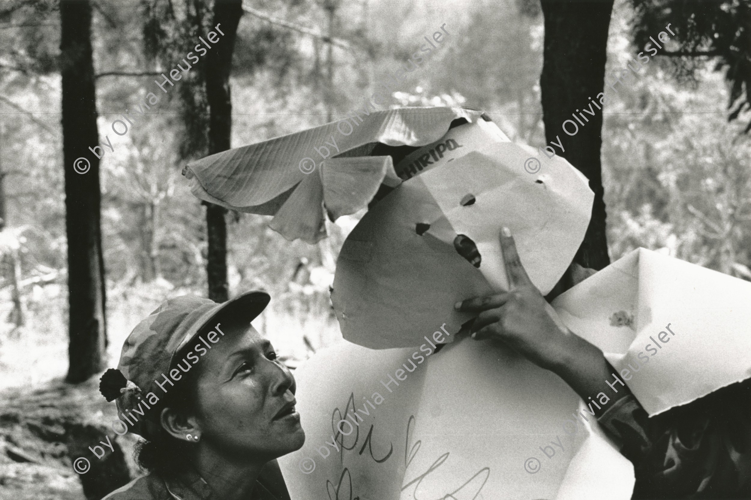 Image of sheet 19850280 photo 20: Das Frauenbataillon «Veronica Lacayo». Eine Compañera hat sich als Hase verkleidet um die Soldaten in einem theaterstück an der Front zu amüsieren und zu  unterhalten.
La Sandrita Nueva Segovia Nicaragua 1985 √
