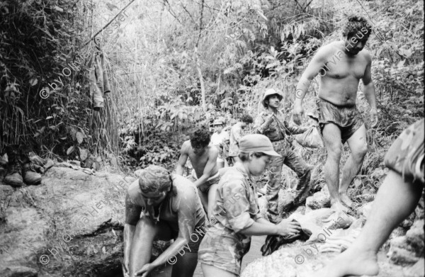 Image of sheet 19850280 photo 30: Das Frauenbataillon «Veronica Lacayo». Die Frauen waschen sich, sitzen zusammen und mach ihre Morgenübungen. Liegestützen bringen sie wie mich auf den Boden. Ihre Füsse leiden auch. Portraits und in Reih und Glied stehen. Eine Compañera hat sich als Hase verkleidet. um die Soldaten an der Front zu amüsieren. unterhalten. Ana Rosa Vargas chefin der Frauen.
La Sandrita Nueva segovia Nicaragua 1985 

Aus: «Der Traum von Solentiname/The dream of Solentiname/El sueño de Solentiname»