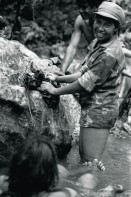 Image of sheet 19850280 photo 31: Aus: «Der Traum von Solentiname/The dream of Solentiname/El sueño de Solentiname» p.94
Das Frauenbataillon «Veronica Lacayo». Die Frauen waschen sich im nahen Bach, ihre Füsse leiden auch. 
La Sandrita Nueva segovia Nicaragua 1985  √
Soldatinnen soldaten Army Armee Militär War krieg Women Bataillon