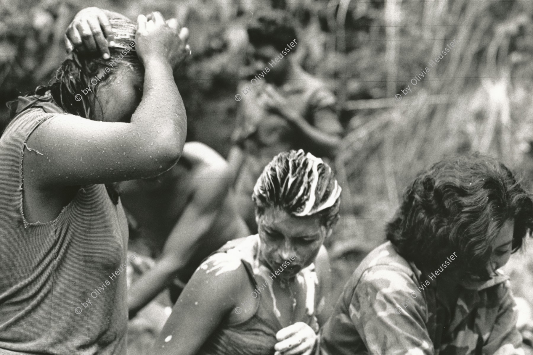 Image of sheet 19850280 photo 32: Angehörige eines Frauenbataillons waschen sich am Wasser Fluss Bach. Schampo in den Haaren. Nueva Segovia Nicaragua 06. 1985 √