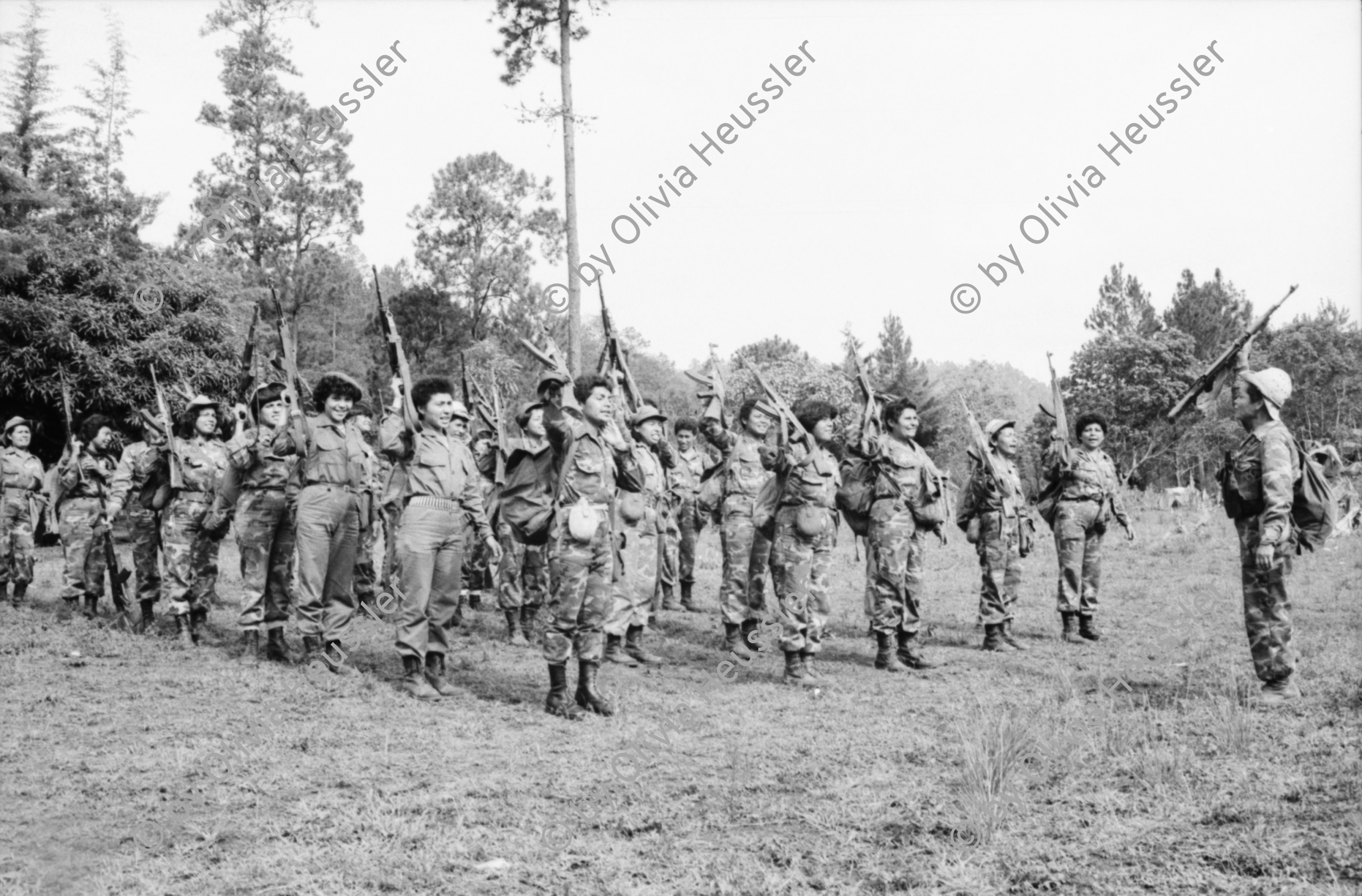 Image of sheet 19850280 photo 39: Das Frauenbataillon «Veronica Lacayo». Die Frauen waschen sich, sitzen zusammen und mach ihre Morgenübungen. Liegestützen bringen sie wie mich auf den Boden. Ihre Füsse leiden auch. Portraits und in Reih und Glied stehen. Eine Compañera hat sich als Hase verkleidet. um die Soldaten an der Front zu amüsieren. unterhalten. Ana Rosa Vargas chefin der Frauen.
La Sandrita Nueva segovia Nicaragua 1985 

Aus: «Der Traum von Solentiname/The dream of Solentiname/El sueño de Solentiname»