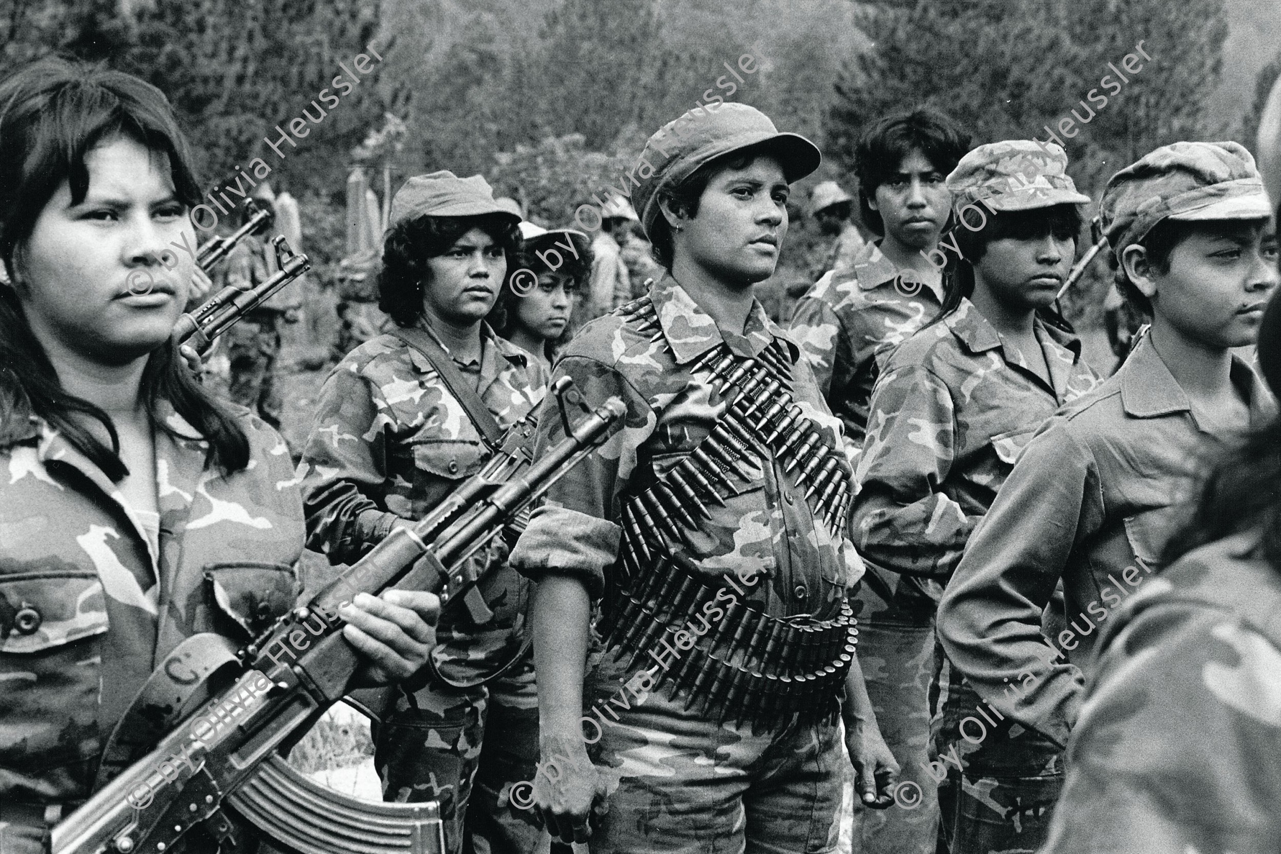 Image of sheet 19850290 photo 40: Die jungen Frauen des sandinistischen Frauenbataillon ' Veronica Lacayo'. La Sandrita, Las  Segovias Nicaragua. 1985 √
Military Army War Soldier Women Weapon
Members of the Sandinist peoples army female bataillon 'Veronica Lacayo' during exercise in armybase. waffen
Aus: «Der Traum von Solentiname/The dream of Solentiname/El sueño de Solentiname» p. 92