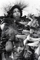 Image of sheet 19850290 photo 7: Portrait einer Sandinistischen Soldatin die mit Laubblätter dekoriert und getarnt ist, Nueva Segovia, Nicaragua 1985.
Frauenbatallion Battalion 'Veronica Lacayo'
Army Women military soldier camouflage
Nueva segovia 1985 
Aus: «Der Traum von Solentiname/The dream of Solentiname/El sueño de Solentiname»

Out of: The dream of Solentiname / El sueño de Solentiname page 88

The Sandinista Popular Army (or People's Army; Ejército Popular Sandinista, EPS