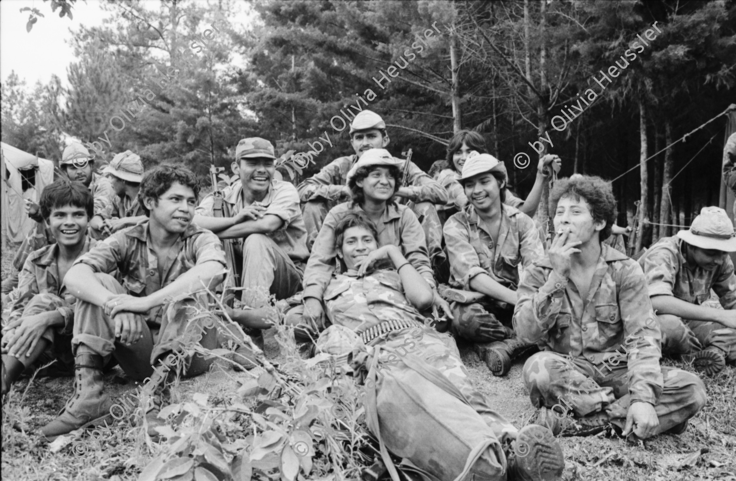 Image of sheet 19850300 photo 1: frtsg. 850290 
Frauenbataillon Veronica Lacayo Sandinist Army Women Military Die Frauen kämpfen in Handball gegen die Männer.
Gruppenbild der Soldaten. Handballmatch an der Front. Strasse nach Jalapa ins Tabakgebiet. die Genossen laufen zu Fuss ein Stück. Morgentraining und wieder Liegestützen. Die Waffen werden aufgestreckt. Alles Ostblock Bauart. AK 47 Kalaschnikow Awtomat Kalaschnikowa, obrasza 47 (kyrillisch Автомат Калашникова образца 47), ein sowjetisch-russisches Sturmgewehr.
Gabrielle Gabriel Baur und Kristina Konrad arbeiten an ihrem Film über Frauen. «Cada Dia Historia»     
Aus: «Der Traum von Solentiname/The dream of Solentiname/El sueño de Solentiname»
The Sandinista Popular Army (or People's Army; Ejército Popular Sandinista, EPS) was the military established in 1979 by the new Sandinista government to replace the National Guard, following the overthow of Anastasio Somoza Debayle.
