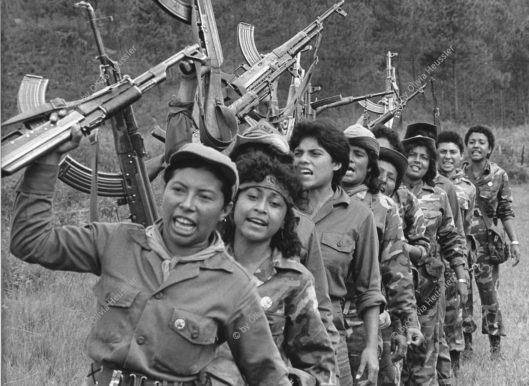 Image of sheet 19850300 photo 21: Das sandinistische Frauenbataillon 'Veronica Lacayo' während dem Morgentraining. Nicaragua Segovias 07. 1985 Kämpferinnen Krieg Front Waffen Kalaschnikow Soldatinnen Frauen Junge Mädchen Sandinistinnen Bataillon Gruppe Kampf La Sandrita