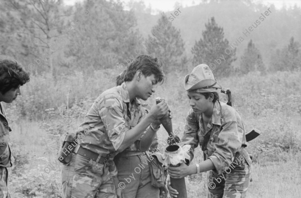 Image of sheet 19850300 photo 39: frtsg. 850290 
Frauenbataillon Veronica Lacayo Sandinist Army Women Military Die Frauen kämpfen in Handball gegen die Männer.
Gruppenbild der Soldaten. Handballmatch an der Front. Strasse nach Jalapa ins Tabakgebiet. die Genossen laufen zu Fuss ein Stück. Morgentraining und wieder Liegestützen. Die Waffen werden aufgestreckt. Alles Ostblock Bauart. AK 47 Kalaschnikow Awtomat Kalaschnikowa, obrasza 47 (kyrillisch Автомат Калашникова образца 47), ein sowjetisch-russisches Sturmgewehr.
Gabrielle Gabriel Baur und Kristina Konrad arbeiten an ihrem Film über Frauen. «Cada Dia Historia»     
Aus: «Der Traum von Solentiname/The dream of Solentiname/El sueño de Solentiname»
The Sandinista Popular Army (or People's Army; Ejército Popular Sandinista, EPS) was the military established in 1979 by the new Sandinista government to replace the National Guard, following the overthow of Anastasio Somoza Debayle.