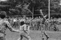 Image of sheet 19850300 photo 5: frtsg. 850290 
Frauenbataillon Veronica Lacayo Sandinist Army Women Military Die Frauen kämpfen in Handball gegen die Männer.
Gruppenbild der Soldaten. Handballmatch an der Front. Strasse nach Jalapa ins Tabakgebiet. die Genossen laufen zu Fuss ein Stück. Morgentraining und wieder Liegestützen. Die Waffen werden aufgestreckt. Alles Ostblock Bauart. AK 47 Kalaschnikow Awtomat Kalaschnikowa, obrasza 47 (kyrillisch Автомат Калашникова образца 47), ein sowjetisch-russisches Sturmgewehr.
Gabrielle Gabriel Baur und Kristina Konrad arbeiten an ihrem Film über Frauen. «Cada Dia Historia»     
Aus: «Der Traum von Solentiname/The dream of Solentiname/El sueño de Solentiname»
The Sandinista Popular Army (or People's Army; Ejército Popular Sandinista, EPS) was the military established in 1979 by the new Sandinista government to replace the National Guard, following the overthow of Anastasio Somoza Debayle.