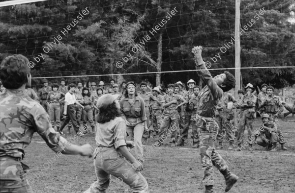 Image of sheet 19850300 photo 5: frtsg. 850290 
Frauenbataillon Veronica Lacayo Sandinist Army Women Military Die Frauen kämpfen in Handball gegen die Männer.
Gruppenbild der Soldaten. Handballmatch an der Front. Strasse nach Jalapa ins Tabakgebiet. die Genossen laufen zu Fuss ein Stück. Morgentraining und wieder Liegestützen. Die Waffen werden aufgestreckt. Alles Ostblock Bauart. AK 47 Kalaschnikow Awtomat Kalaschnikowa, obrasza 47 (kyrillisch Автомат Калашникова образца 47), ein sowjetisch-russisches Sturmgewehr.
Gabrielle Gabriel Baur und Kristina Konrad arbeiten an ihrem Film über Frauen. «Cada Dia Historia»     
Aus: «Der Traum von Solentiname/The dream of Solentiname/El sueño de Solentiname»
The Sandinista Popular Army (or People's Army; Ejército Popular Sandinista, EPS) was the military established in 1979 by the new Sandinista government to replace the National Guard, following the overthow of Anastasio Somoza Debayle.