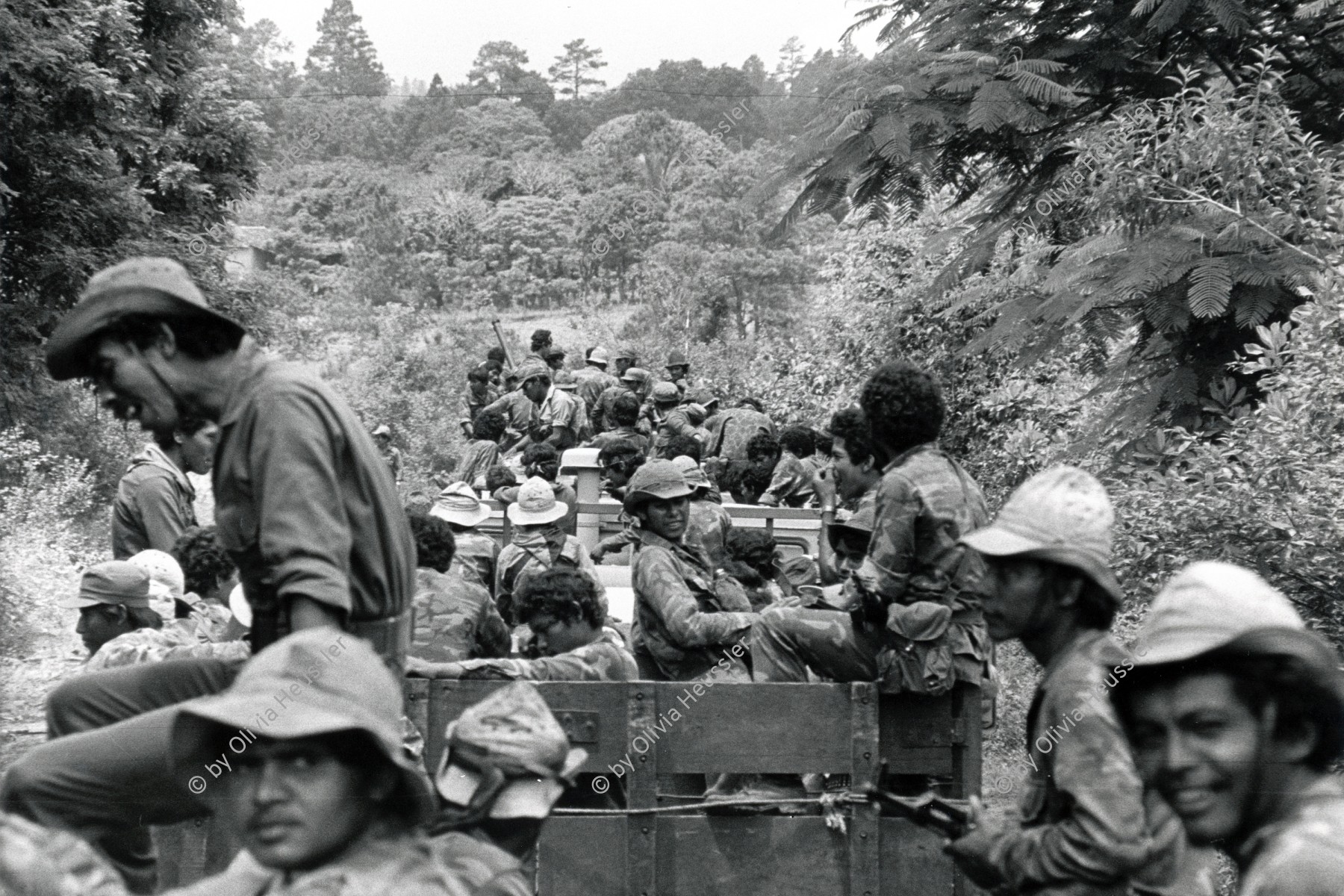 Image of sheet 19850310 photo 22: Der Tag der Demobilisierung des Frauenbataillons Veronica Lacayo und der Soldaten ab gehts nach Hause, nach Leon, nach 9 Monaten Front Krieg in den Bergen. Frauenbataillon Veronica Lacayo, 
Leon Nicaragua 1985 √

Aus: «Der Traum von Solentiname/The dream of Solentiname/El sueño de Solentiname»
Army Military EPS Ejército Popular Sandinista Soldier War Krieg FSLN
The Sandinista Popular Army (or People's Army; Ejército Popular Sandinista, EPS) was the military established in 1979 by the new Sandinista government to replace the National Guard, following the overthow of Anastasio Somoza Debayle.