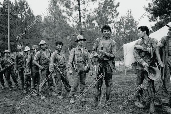 Image of sheet 19850310 photo 4: Am Tag der Demobilisation sind die sandinistischen Soldaten überglücklich. Military Army Soldier Sandinist

Aus: «Der Traum von Solentiname/The dream of Solentiname/El sueño de Solentiname» p: 92