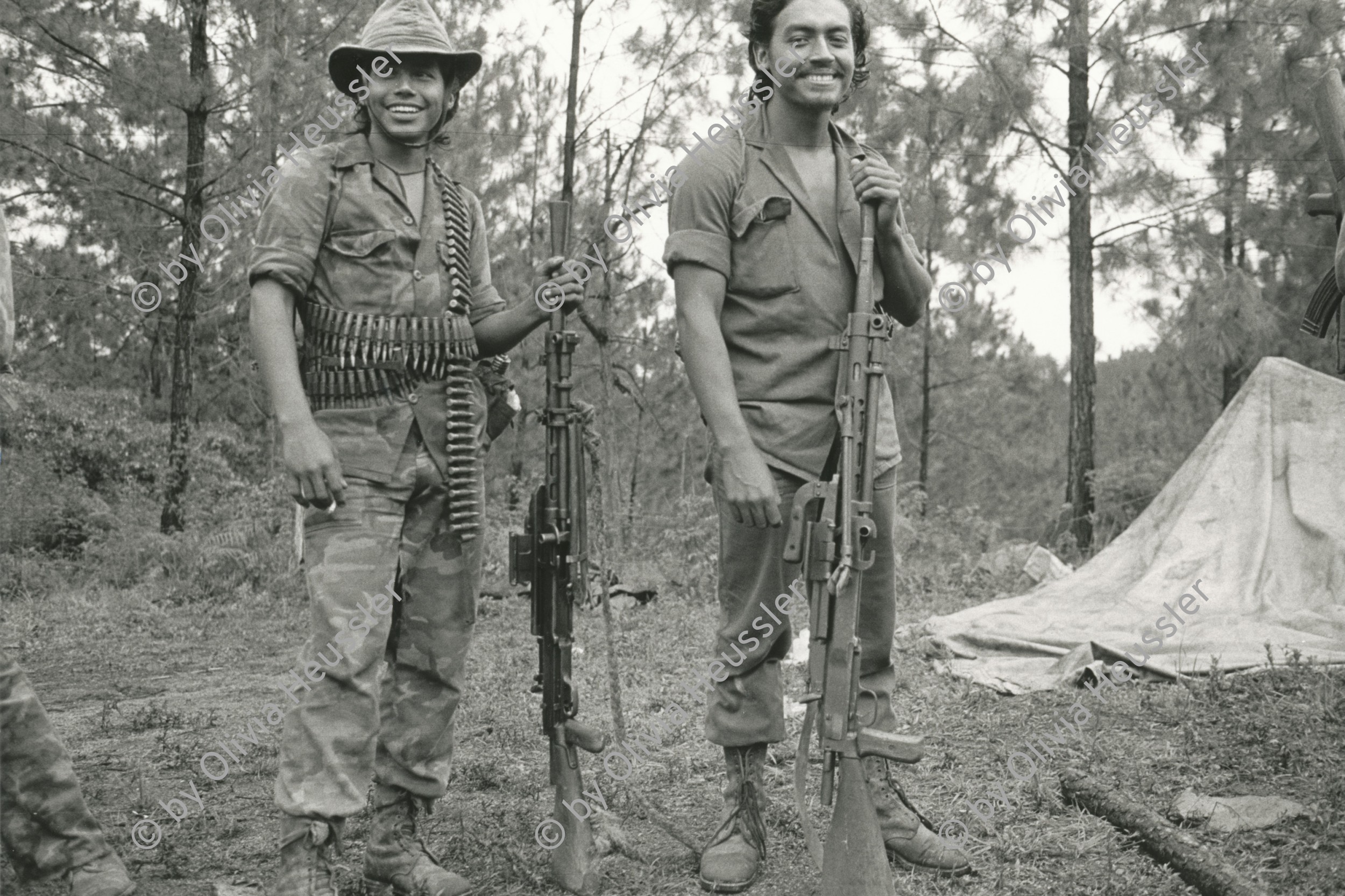 Image of sheet 19850310 photo 5: Zwei Soldaten mit russischen sovietischen Maschinengewehren RP-46.
Soviet 7.62 mm RP-46 machine gun
Am Tag der Demobilisation sind die sandinistischen Soldaten überglücklich. Nueva Segovias La Sandrita Nicaragua 05.07 1985 
The Sandinista Popular Army (or People's Army; Ejército Popular Sandinista, EPS) was the military established in 1979 by the new Sandinista government to replace the National Guard, following the overthow of Anastasio Somoza Debayle.


Soldier Army Sandinist Military Waffen Militär Armee revolution EPS SMP FSLN
√