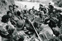 Image of sheet 19850320 photo 27: Die Soldatinnen des sandinistischen Frauenbataillon «Veronica Lacayo» kehren von der Front nach Hause zurück, Leon Nicaragua 1985.

Military Army War Soldier Women Weapon Sandinist EPS FSLN
Members of the Sandinist peoples army female battalion 'Veronica Lacayo' 
Aus: «Der Traum von Solentiname/The dream of Solentiname/El sueño de Solentiname» page nr: 101
copyright by Olivia Heussler
El batallón de mujeres «Verónica Lacayo» regresa
de la zona montañosa de guerra. Dpto. de León, 1985
Exhibition
Im Bestand der Fotostiftung Schweiz 24 x 30 cm RC Vintage 1987.012 B.0226