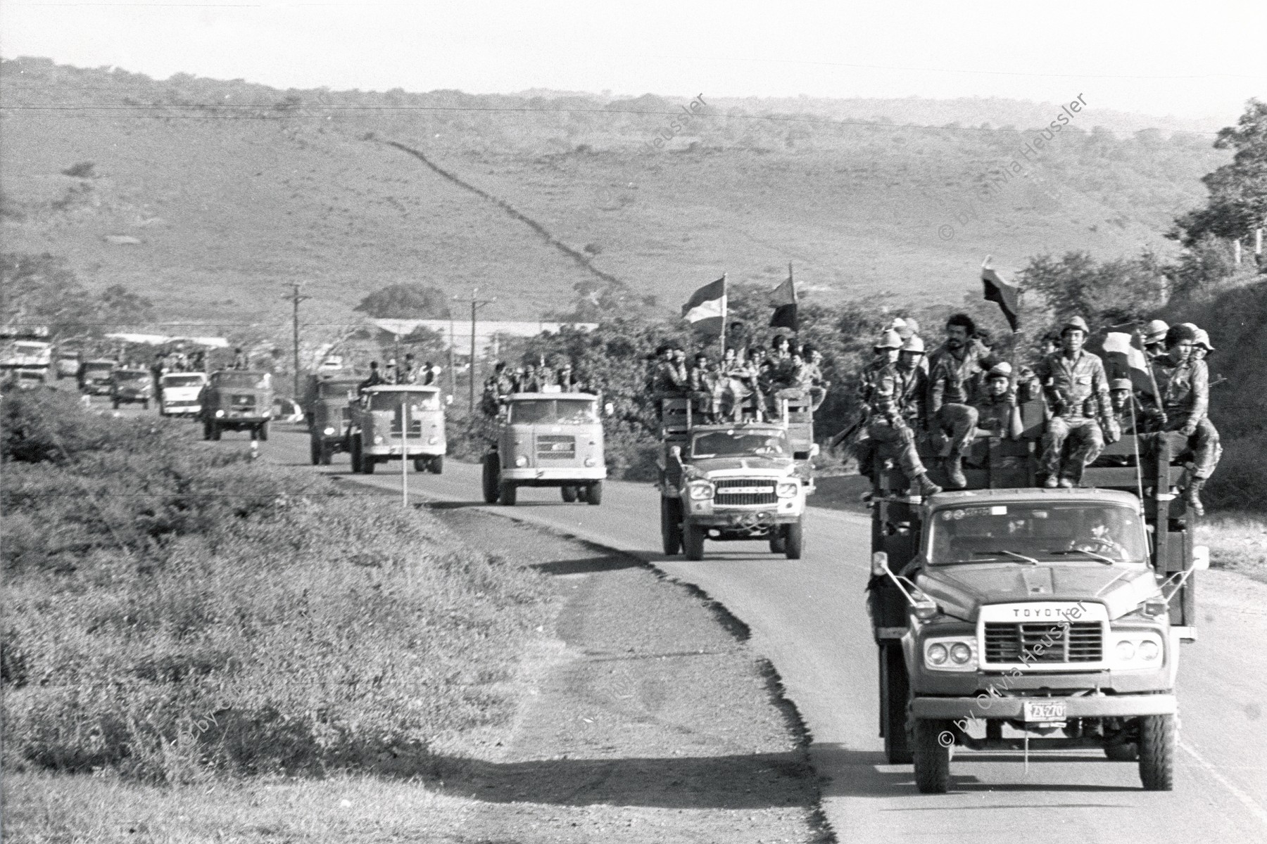 Image of sheet 19850320 photo 34: Konvoi Militär 
Die Frauen sandinstisches Bataillon «Veronica Lacayo» EPS FSLN reisen übermütig in einem eigenen Lastwagen mitten im Konvoi. Fahnen werden geschwungen. Freudensmomente am Eingang nach Leon. 
Military Army Sandinist Women Soldier Leon Nicaragua 1985 √

The Sandinista Popular Army (or People's Army; Ejército Popular Sandinista, EPS) was the military established in 1979 by the new Sandinista government to replace the National Guard, following the overthow of Anastasio Somoza Debayle.