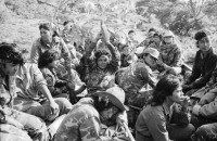 Image of sheet 19850320 photo 35: frtsg. 850310 Die Brücken werden nach Mienen abgesucht. Der Teniente Primero Carlos Morales schaut mir schön in die Camera. Konvoi Militär Die Frauen sandinstisches Bataillon «Veronica Lacayo» reisen übermütig in einem eigenen Lastwagen mitten im Konvoi. Viele schreien fast vor Freude, andere schauen skeptisch an den Berghügeln entlang die Horizonte nach Contras ab. Der Konvoi folgt uns treu. Fahnen werden geschwungen. Die einen steigen aus und tanzen. Freudensmomente am Eingang nach Leon. Wo ist mein Mann, mein Sohn. Die Frauen stehen gespannt am Strassenrand.
Military Army Sandinist Women Soldier
Aus: «Der Traum von Solentiname/The dream of Solentiname/El sueño de Solentiname» Leon Nicaragua 1985
The Sandinista Popular Army (or People's Army; Ejército Popular Sandinista, EPS) was the military established in 1979 by the new Sandinista government to replace the National Guard, following the overthow of Anastasio Somoza Debayle.