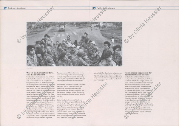 Image of sheet 19850320 photo 36: Konvoi Militär Die Frauen sandinstisches Bataillon «Veronica Lacayo» reisen übermütig in einem eigenen Lastwagen mitten im Konvoi. Viele schreien fast vor Freude, andere schauen skeptisch an den Berghügeln entlang die Horizonte nach Contras ab. Der Konvoi folgt uns treu. Fahnen werden geschwungen. Die einen steigen aus und tanzen. 
Military Army Sandinist Women Soldier