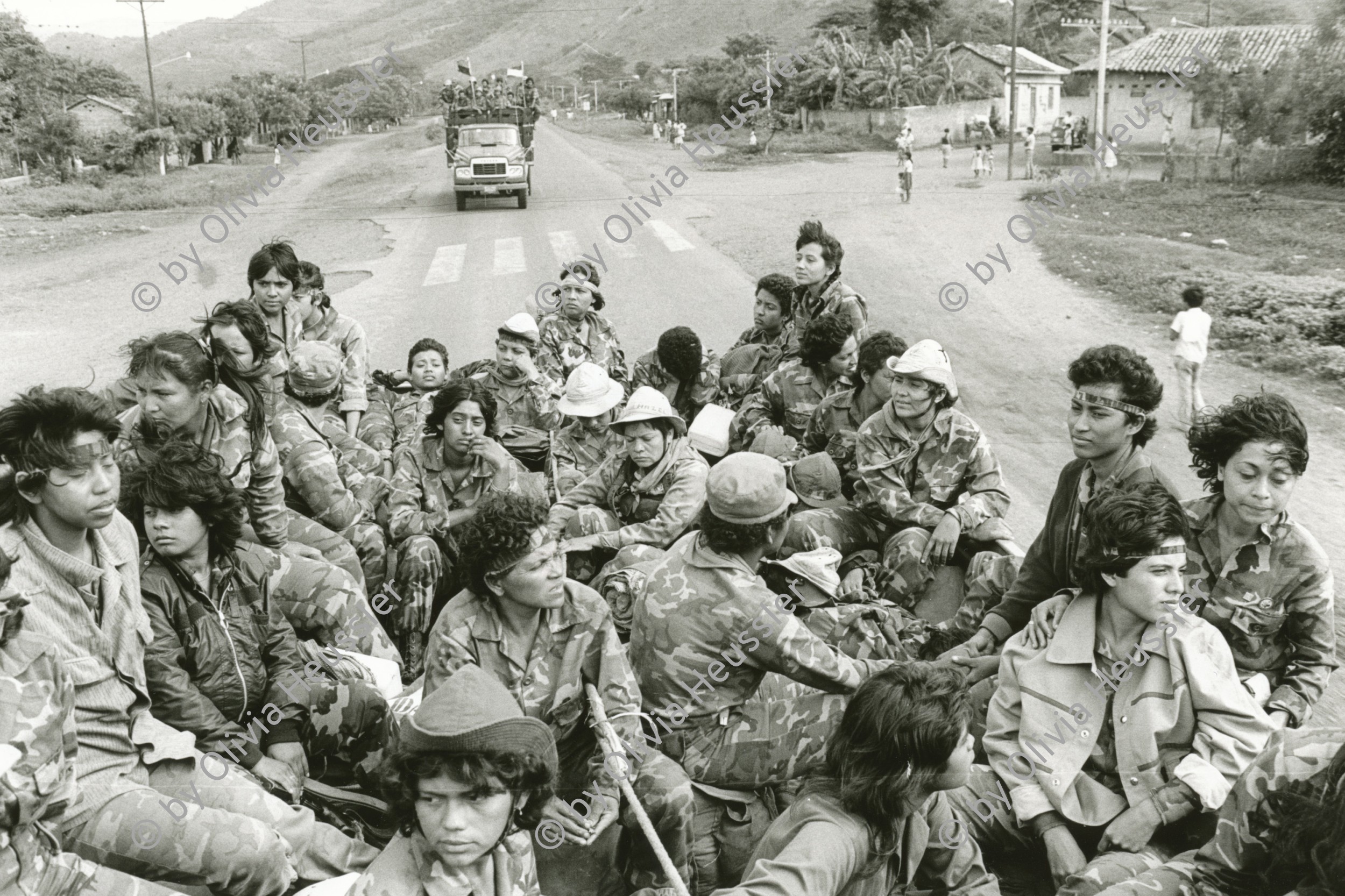 Image of sheet 19850320 photo 36: Das sandinistische Frauenbataillon 'Veronica Lacayo' fährt nach Hause zurück. Irgendwo in Nicaragua. 1985 √


Military Army War Soldier Women Weapon Sandinist EPS FSLN
Members of the Sandinist peoples army female battalion 'Veronica Lacayo' 
The Sandinista Popular Army (or People's Army; Ejército Popular Sandinista, EPS) was the military established in 1979 by the new Sandinista government to replace the National Guard, following the overthow of Anastasio Somoza Debayle.