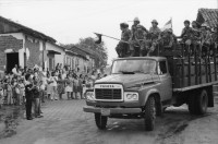 Image of sheet 19850320 photo 5: frtsg. 850310 Die Brücken werden nach Mienen abgesucht. Der Teniente Primero Carlos Morales schaut mir schön in die Camera. Konvoi Militär Die Frauen sandinstisches Bataillon «Veronica Lacayo» reisen übermütig in einem eigenen Lastwagen mitten im Konvoi. Viele schreien fast vor Freude, andere schauen skeptisch an den Berghügeln entlang die Horizonte nach Contras ab. Der Konvoi folgt uns treu. Fahnen werden geschwungen. Die einen steigen aus und tanzen. Freudensmomente am Eingang nach Leon. Wo ist mein Mann, mein Sohn. Die Frauen stehen gespannt am Strassenrand.
Military Army Sandinist Women Soldier
Aus: «Der Traum von Solentiname/The dream of Solentiname/El sueño de Solentiname» Leon Nicaragua 1985
The Sandinista Popular Army (or People's Army; Ejército Popular Sandinista, EPS) was the military established in 1979 by the new Sandinista government to replace the National Guard, following the overthow of Anastasio Somoza Debayle.